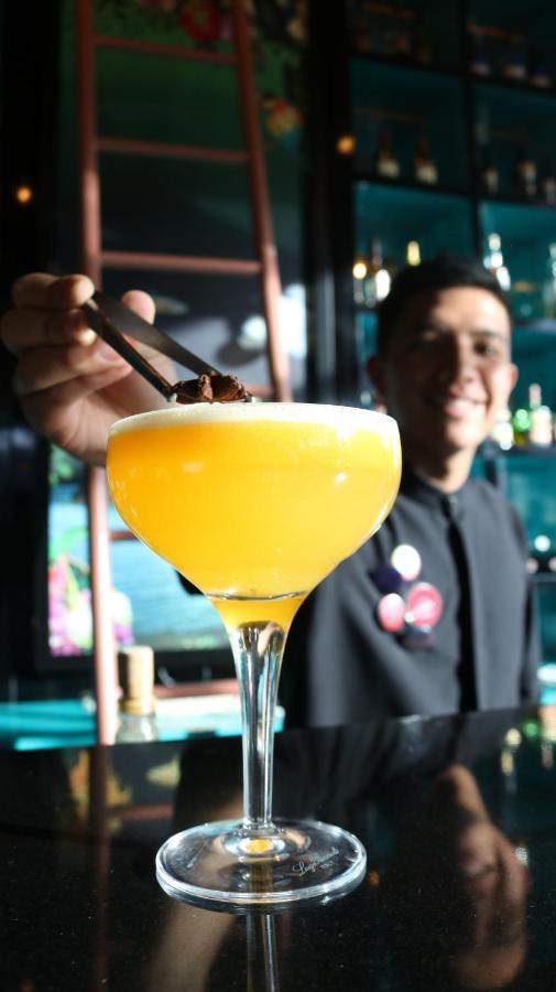 Hotel V1501 Pasto Kültér fotó A bartender adding a garnish to a cocktail