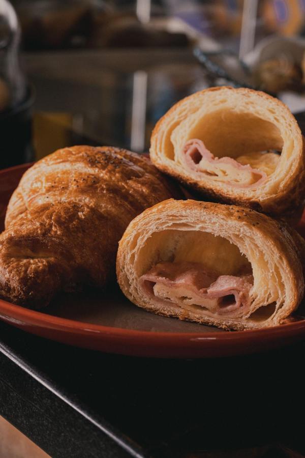 Hotel V1501 Pasto Kültér fotó A ham and cheese croissant